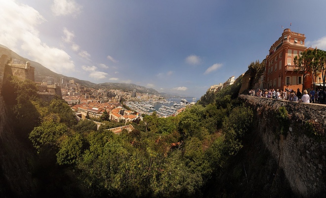 Tuy là một quốc gia tí hon với diện tích chưa đầy 2 km2, Monaco vẫn có rất nhiều điểm thú vị như các câu lạc bộ, ô tô sang trọng và các sòng bạc lớn. Monaco là điểm đến lý tưởng của những người giàu có và nổi tiếng, mà trong 36.000 dân đang sinh sống chỉ có 20% số đó là người địa phương.